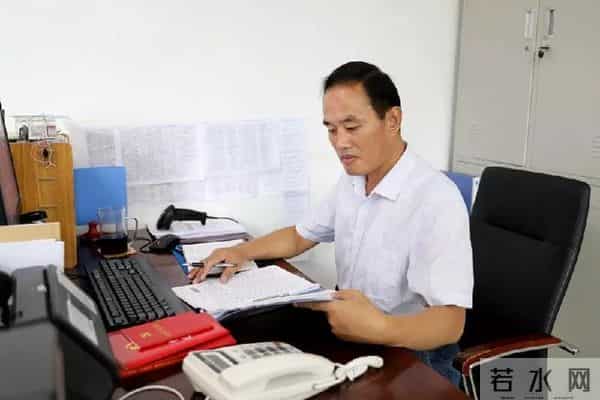 他把“冷板凳”坐热,群众都叫他“老哥”