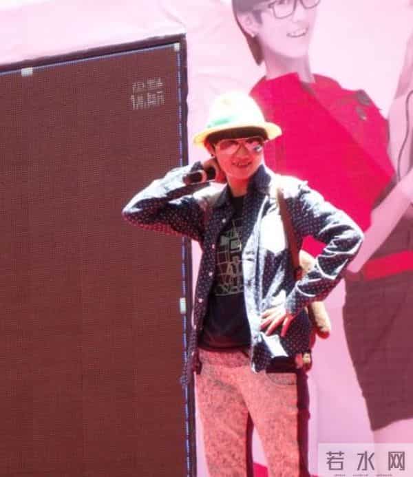 30岁快女冠军现状引热议，月薪8千租房住无人识，曾一年挥霍200万