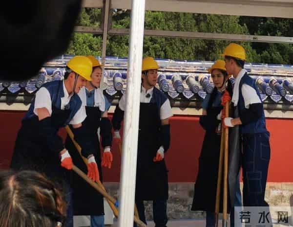 杨幂冯绍峰合体录综艺 两人戴安全帽合作笑容不断