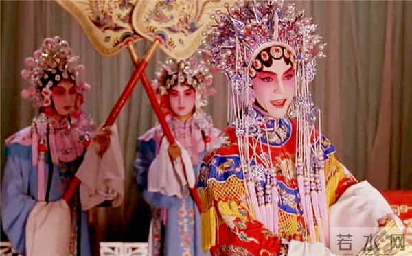 穿比基尼的“京剧”算是国粹吗？老人不敢正视，年轻人瞪大眼