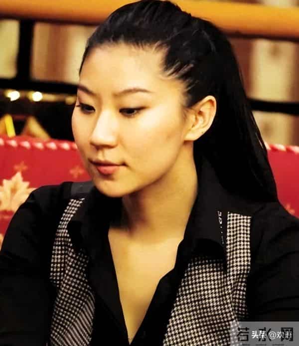 被谢贤养了12年，用青春换来2000万的Coco，已经走上了另一条道路