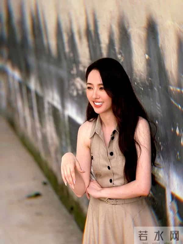 郭碧婷在家自拍曝光内景！面积小装修简单显拥挤，41岁长不少白发