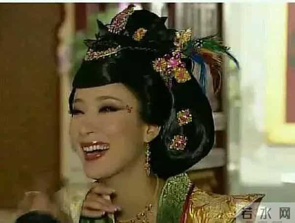 《宫心计》花絮曝光,陈豪自己补妆,杨怡戏服下的破洞牛仔裤亮了