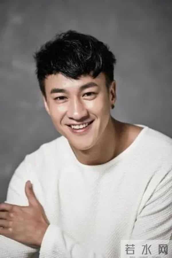 何润东：三次表白孙俪被拒，41岁娶柜姐为妻，恩爱多年无子也幸福