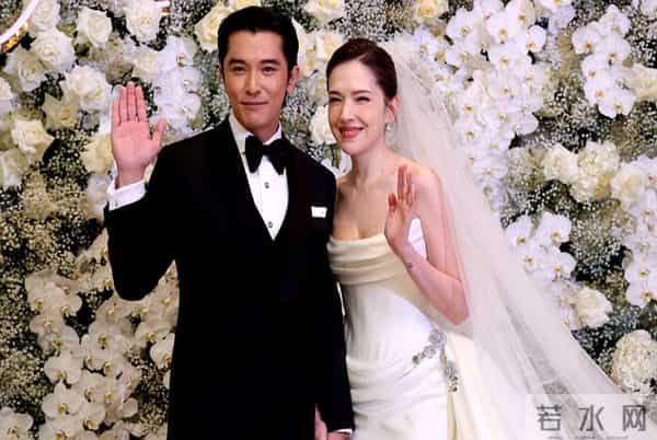 邱泽许玮甯婚礼甜蜜亲吻！邱泽紧张到脸红，直言希望新婚夜别喝醉