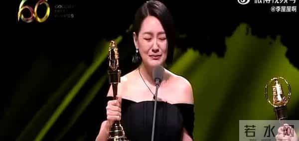 小S坐在老公许雅钧的腿上,全家给二女儿过生日,漂亮婆婆出镜了