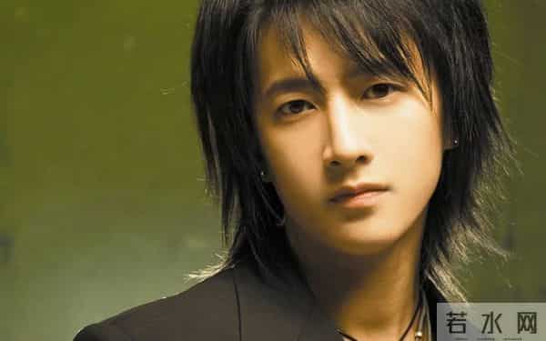 韩庚“幸福肥”上热搜:吴京夫妻做媒,娶五国混血妻子,为女儿戒烟,他们的婚姻越过越甜