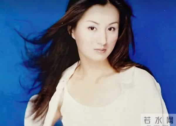 她曾是上海主持人,却在巅峰时决定退隐,如今50多岁她过得如何?