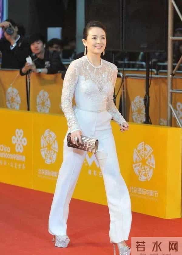 章子怡又出大招,穿蕾丝半透连体裤勾勒S型曲线,驾驭起来没压力