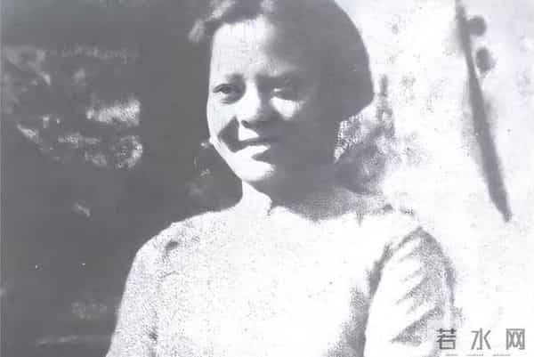 她26岁抱着1岁的女儿走上刑场,22年后,女儿成为了国之栋梁