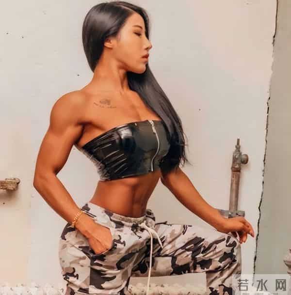韩国女教练晒健身照，遭网友攻击：健身穿这么少，有必要吗？