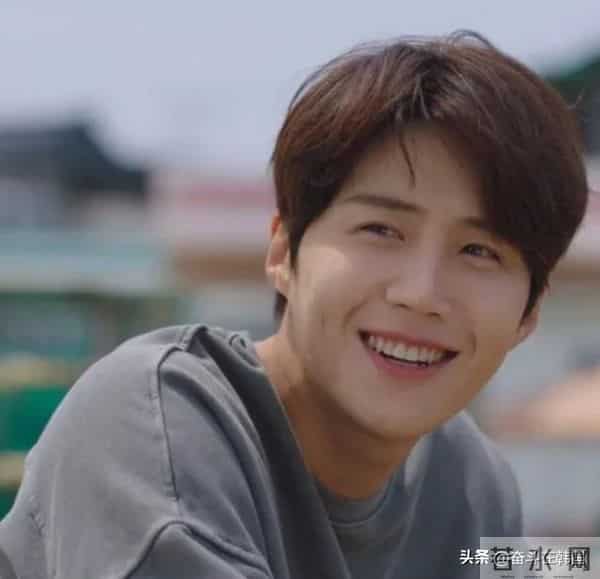 20亿签约!他曾是顶流,因丑闻跌落,如今要翻身?