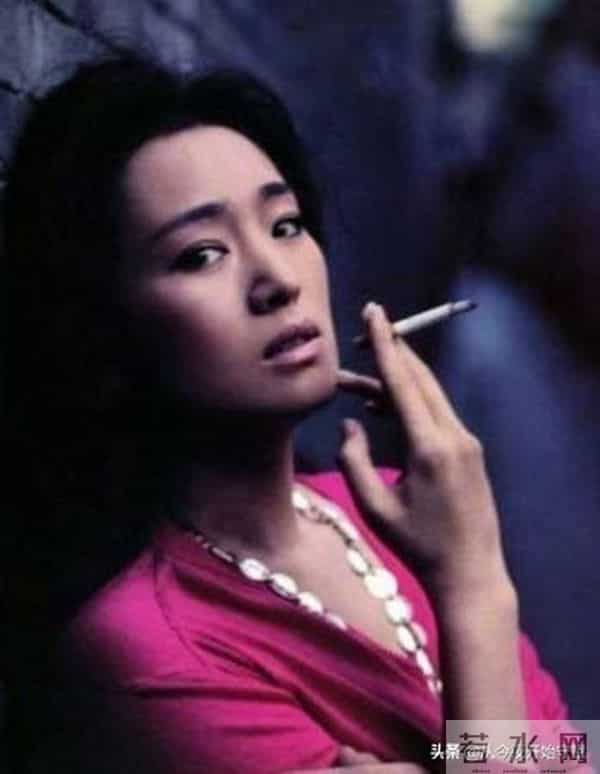 被拍到的明星抽烟大盘点！胡歌邓伦井柏然陈晓在列，还有倪萍！