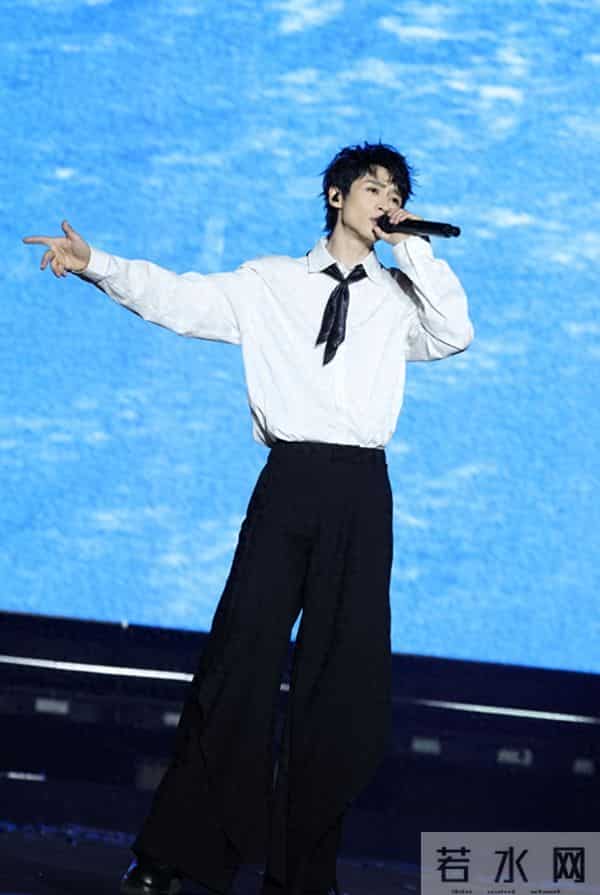 魏晨演唱会，一家三口合体，妻子抱儿子观看，小橙子个头高