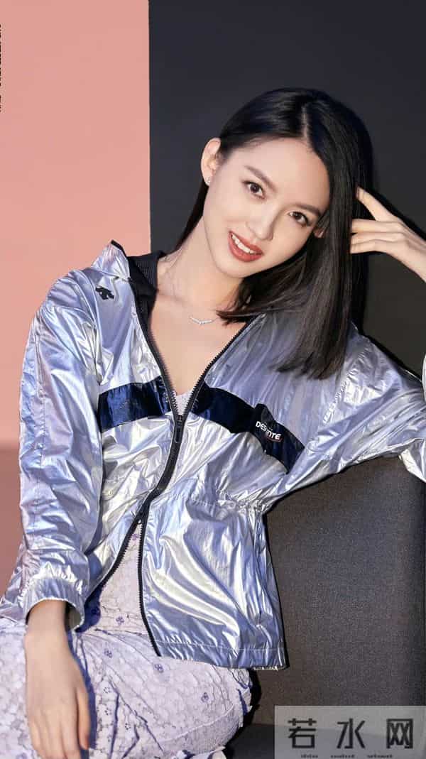 张梓琳不愧是世界小姐,穿黑色蕾丝裙优雅大方,模特身材令人羡慕