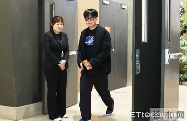 杨佑宁送父最后一程！紧牵老婆现身「鞠躬致意」　好友见他坚强泛泪喊话