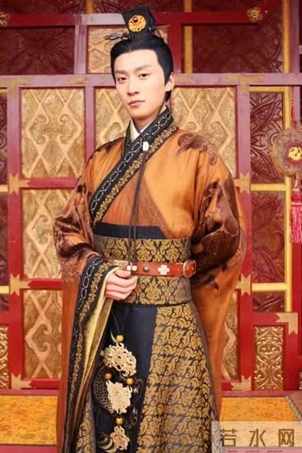 乔任梁迎34岁冥诞,父母放飞气球为其庆生,现场浪漫却惹人落泪