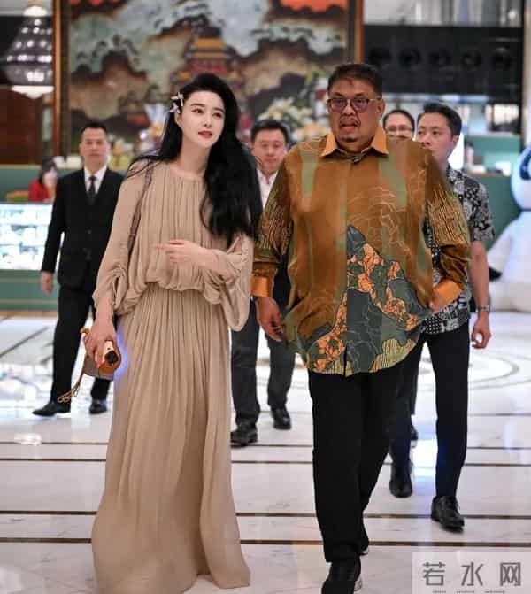 44岁范冰冰马来西亚惊艳亮相！一袭粉裙显贵气，与富豪热聊引猜测