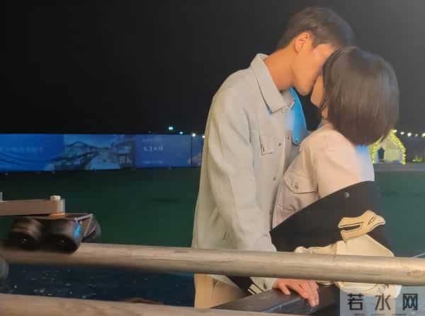 难怪电视里只有上半身,镜头下移后,是不能看的尴尬全景