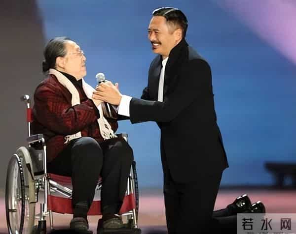 钦佩,周润发一生中四次下跪,每一次都跪得有理有据