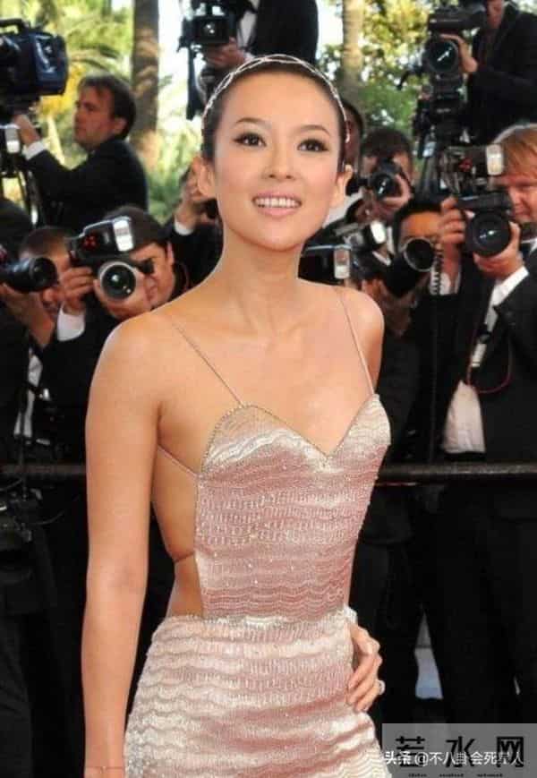雷人肚兜、辣眼透视装?女星早年奇葩红毯,美貌成“灾难”