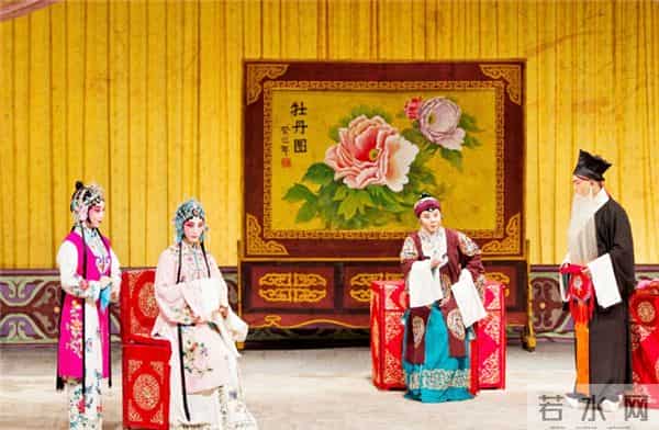 穿比基尼的“京剧”算是国粹吗？老人不敢正视，年轻人瞪大眼