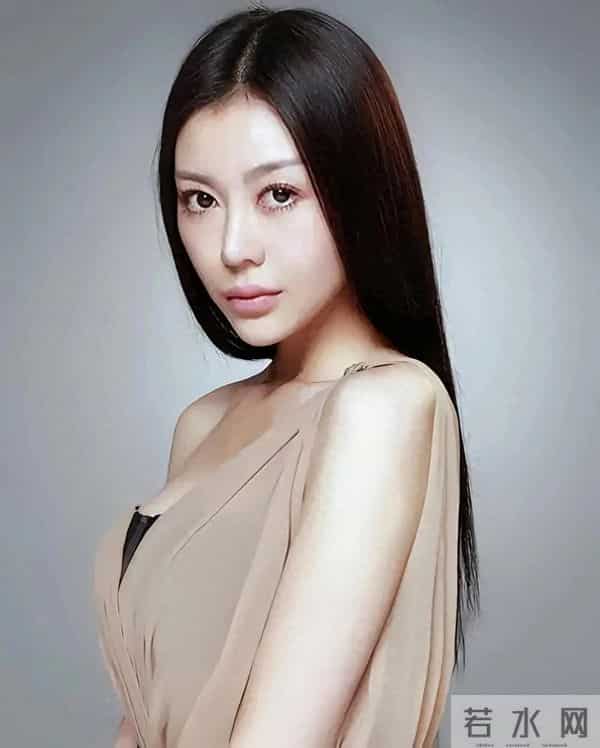 “性感女神”巩新亮