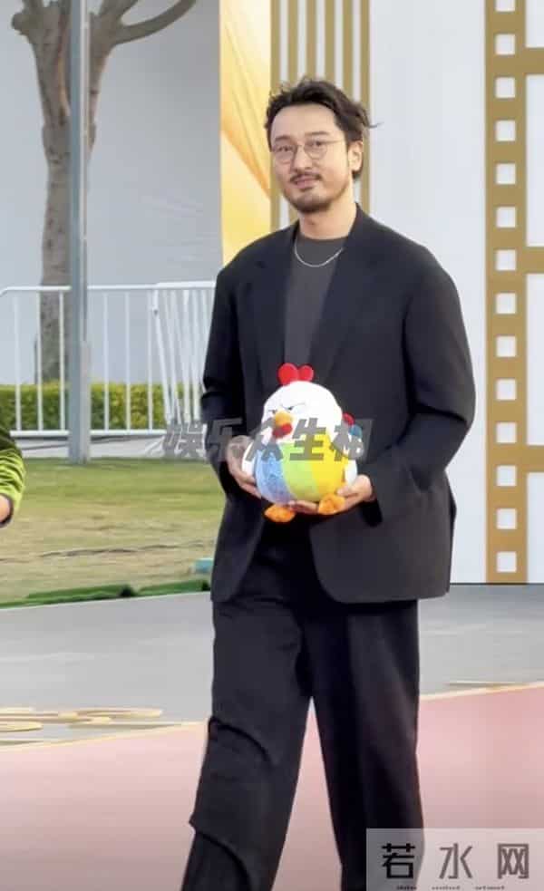 金鸡这一天，素颜一脸褶子的邓超，秒了内娱一堆涂脂抹粉的小鲜肉