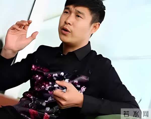 44岁小沈阳现身故宫,没人认识还找三个保镖清道 网友嘲讽:谱真大