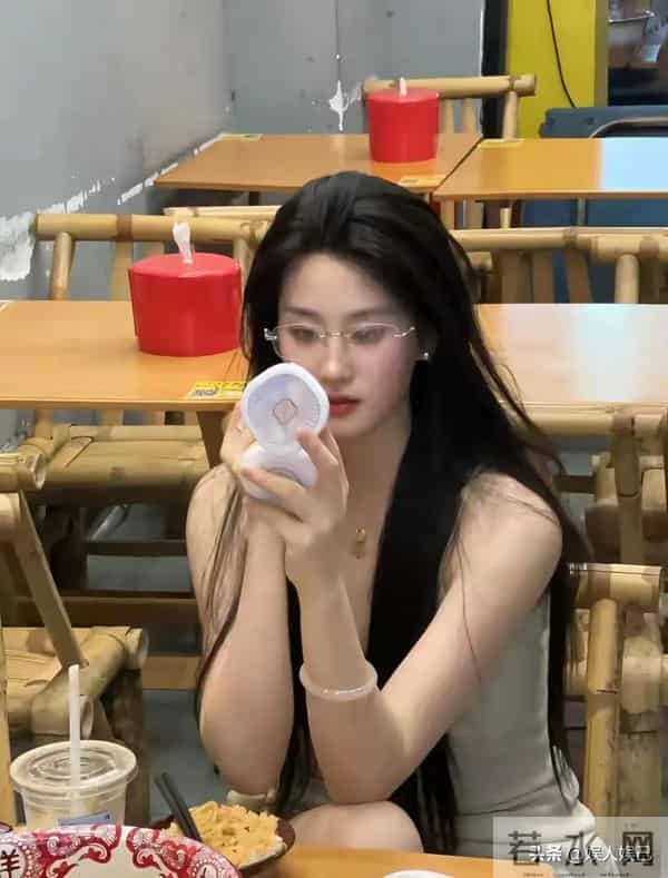 这是刘亦菲失散多年的妹妹吧！长得和刘亦菲本尊也太像了，