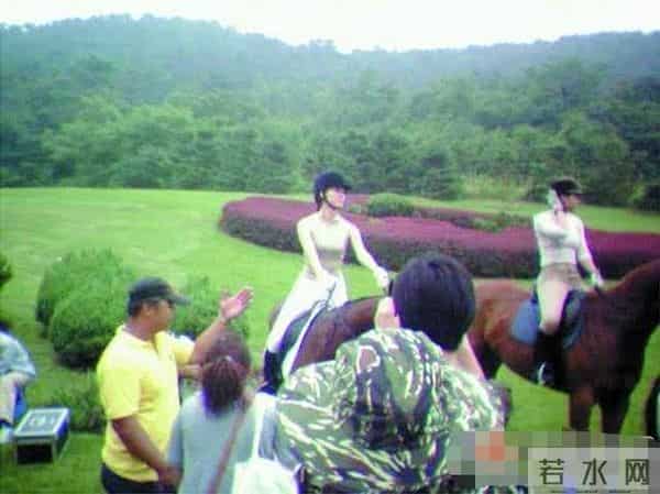 难怪电视里只有上半身,镜头下移后,是不能看的尴尬全景