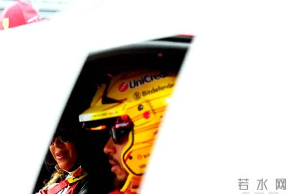 44岁碧昂丝陪F1七冠王飙车，衣着不当被网友力劝，“拉上拉链吧”