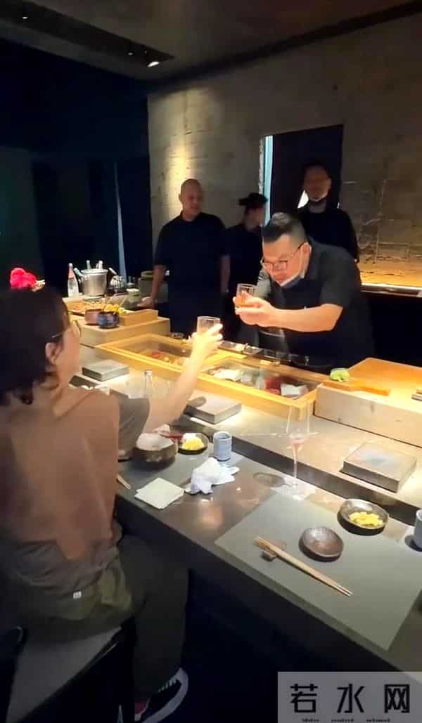 林心如和许玮甯给蓝心湄过生日，她们吃日料庆祝，林心如素颜很美