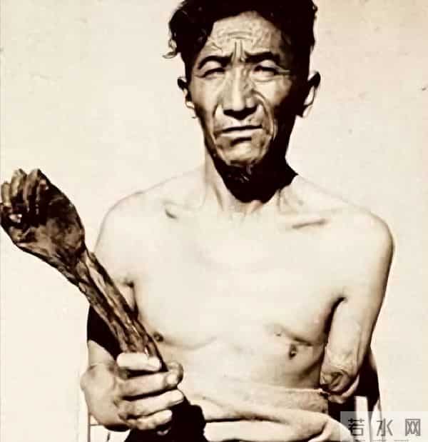 罕见真实老照片露胸的西藏女奴当众给孩子喂奶，走路妖娆的女人