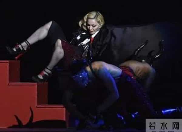 明星出丑尴尬一幕 你还敢这么穿么?