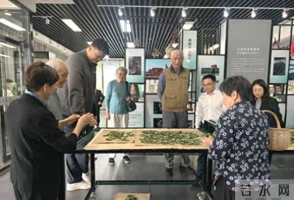 姚明一家游苏州太湖,15岁女儿打扮太老气,岳母出镜瘦又高超170