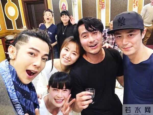 林心如霍建华同框秀恩爱，白色毛衣少女感满满