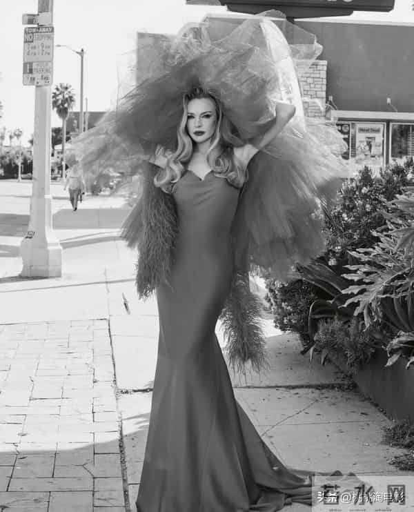 林赛·罗韩亮相捷克版《VOGUE》，金发红唇雍容贵妇造型状态回春