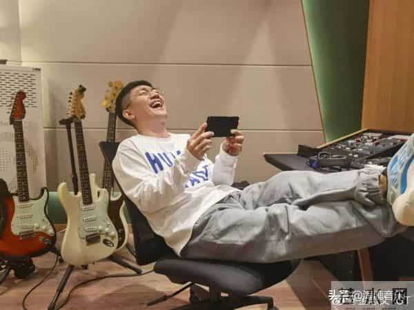 杨坤称他为偶像,幕后打拼8年凭一首歌走红,经历比李荣浩还惨