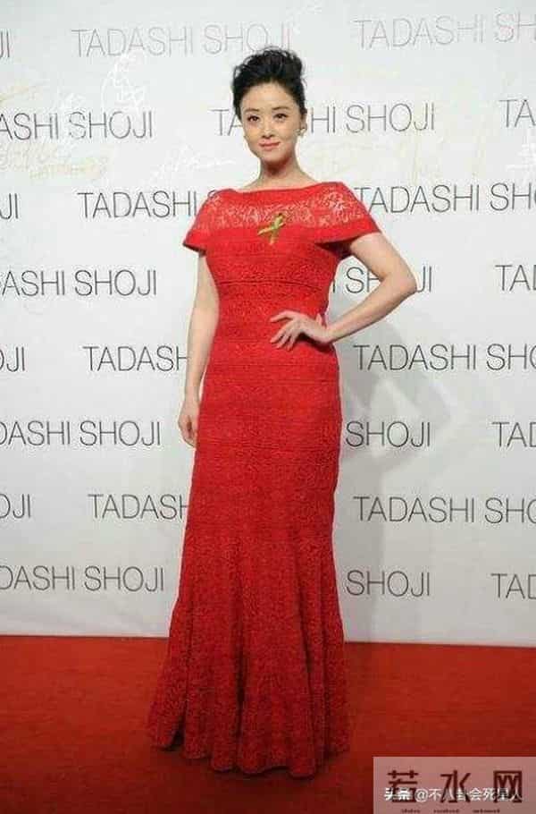 雷人肚兜、辣眼透视装?女星早年奇葩红毯,美貌成“灾难”