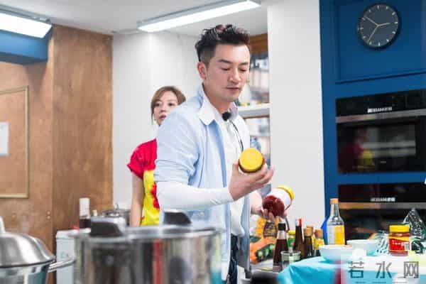 《中餐厅2》苏有朋再现金曲 后厨秒变个唱现场