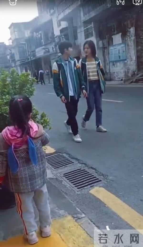 矮个男星虚报身高，穿高跟鞋、踩箱子，跟女明星同框就原形毕露