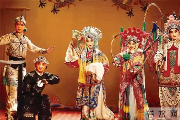 穿比基尼的“京剧”算是国粹吗？老人不敢正视，年轻人瞪大眼