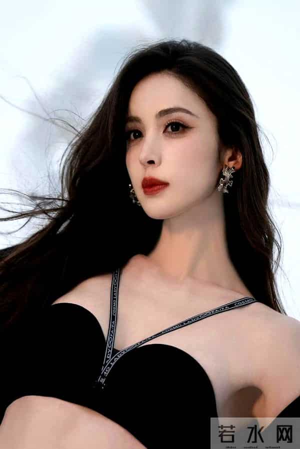 娜扎代言内衣照杀疯了！上围傲人曲线太绝，张翰后悔还来得及吗