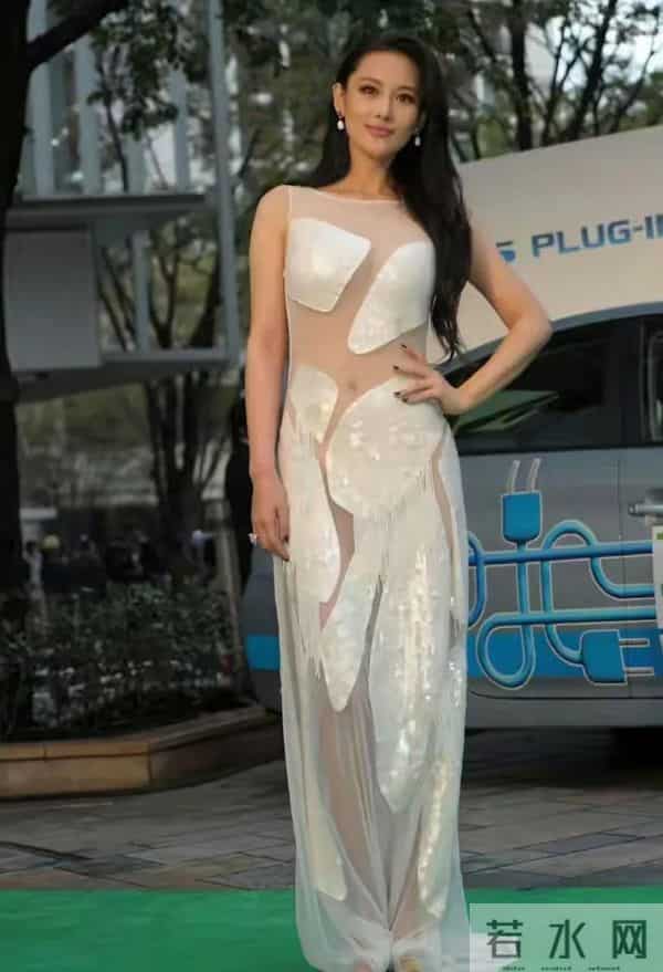 张馨予大胆穿着透视装,真的不把咱当外人,这跟没穿衣服有区别吗