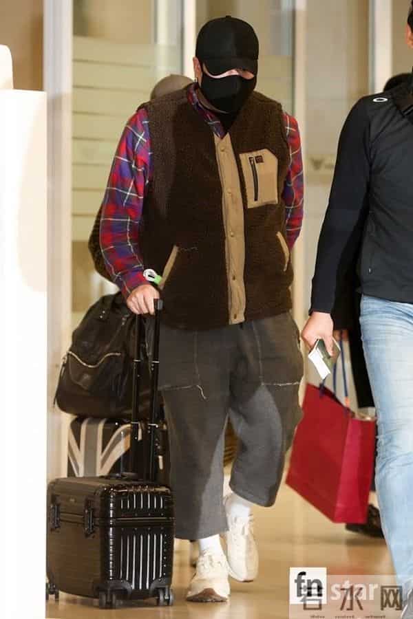 SM家族结束海外公演飞抵韩国 EXO朴灿烈SHINee金基范等口罩遮面显低调