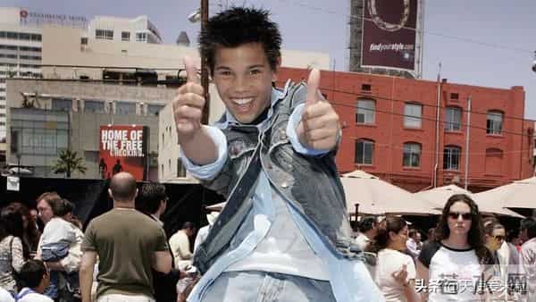 “狼人”泰勒·洛特纳低调订婚,《暮光之城》三主角如今怎样了?