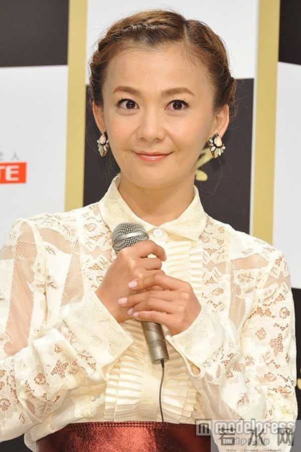 44岁的日本著名歌星华原朋美公布怀孕消息