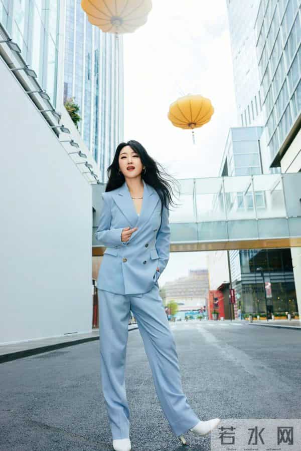 杨钰莹中秋晚会唱哭全场:十年沉寂因远华案,一代人青春醒了