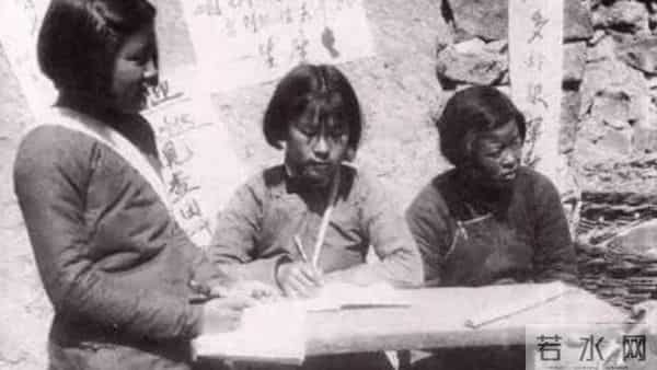 她26岁抱着1岁的女儿走上刑场,22年后,女儿成为了国之栋梁